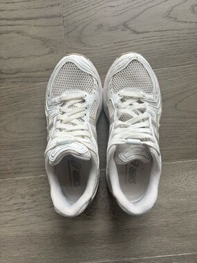 ASICS Women's Gel Kayano White and Beige Athletic Shoes 7.5